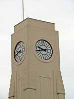 L'horloge de la CGT... ex Compagnie Générale Transatlantique puis siège de la SNCM et demain casino !