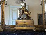 La pendule sur la cheminée du bureau du maire de Marseille